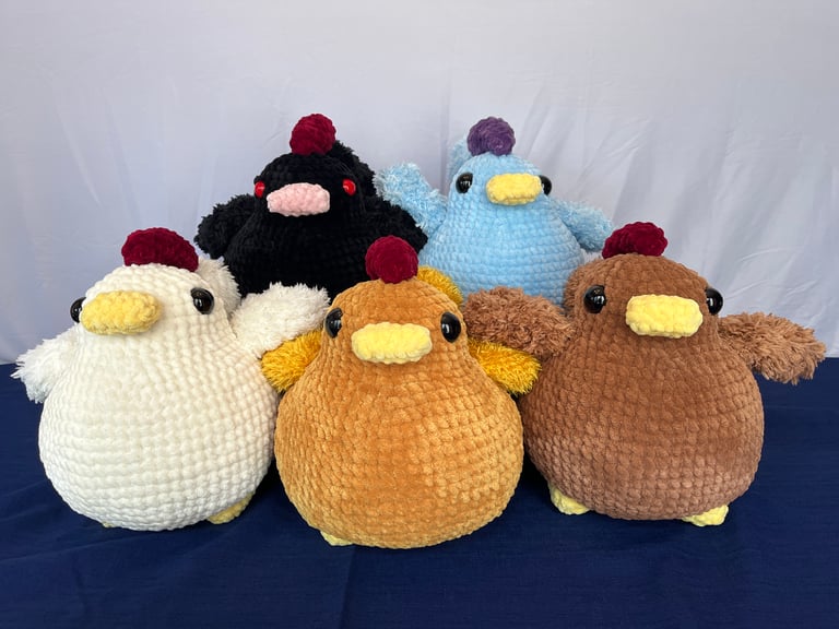 The full assembly of 5 Stardew Valley chickens. The front row consists of the white, golden, and brown chickens. The void and blue chickens are elevated behind them.