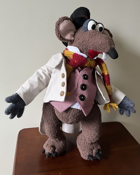 Muppet Christmas Carol Rizzo the Rat facing right, showing buttons on frock coat