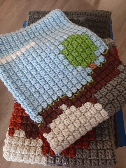 Close up of the top end of the scarf, showing sky, cloud, a tree, the surface dirt layer and grass with lurking diorite just beneath