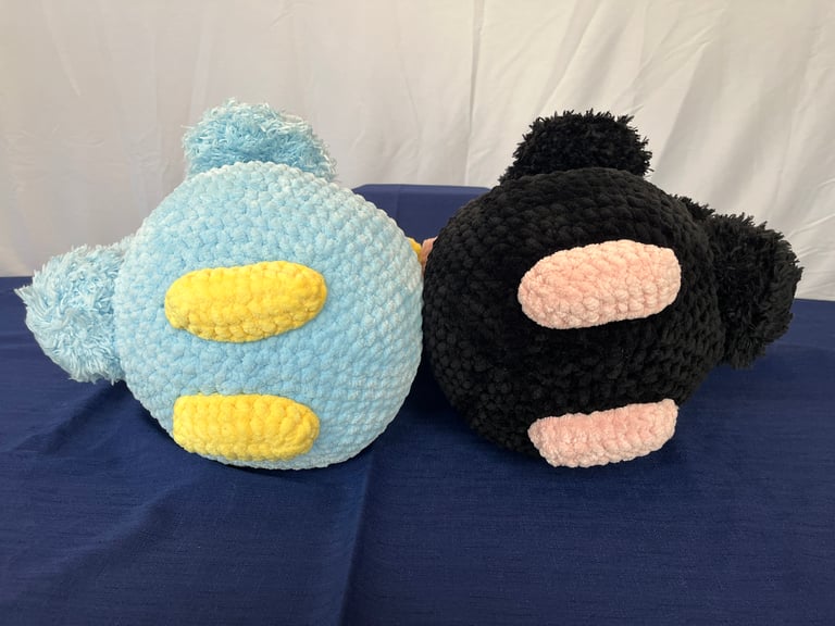 The blue and void chickens are laying down so that you can see their little feet. The void chicken is the only one with pink feet, the other chickens have yellow feet.