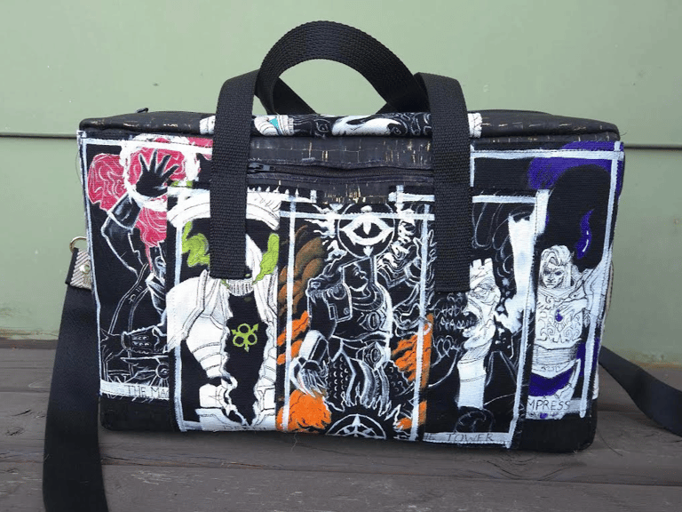 The Traitors' side!  This side also has an outside pocket that can fit small items such as a wallet, cards, dice, etc. The order of Primarchs (from L to R):
- Magnus the Red as the Magician
-Mortarion as Death
- Horus as the Fool
- Angron as the Tower
- Fulgrim as the Empress