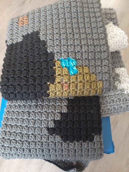 A close up of the scarf to show detail of the stitches, and wall diamonds!